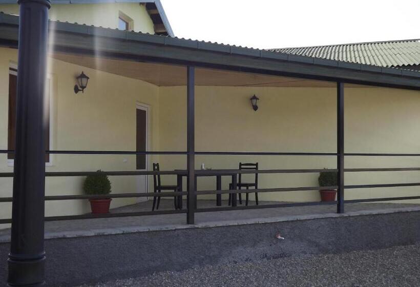 اتاق لوکس با بالکن, Emocia