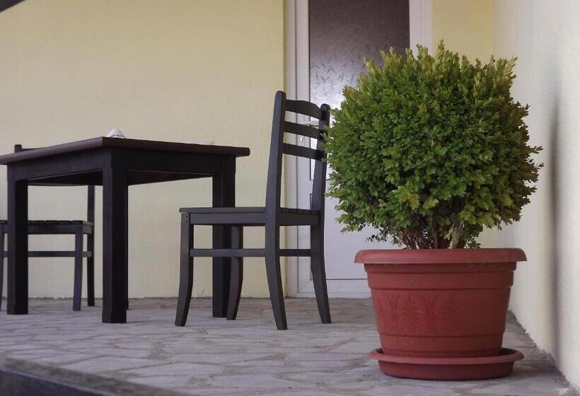 اتاق لوکس با بالکن, Emocia