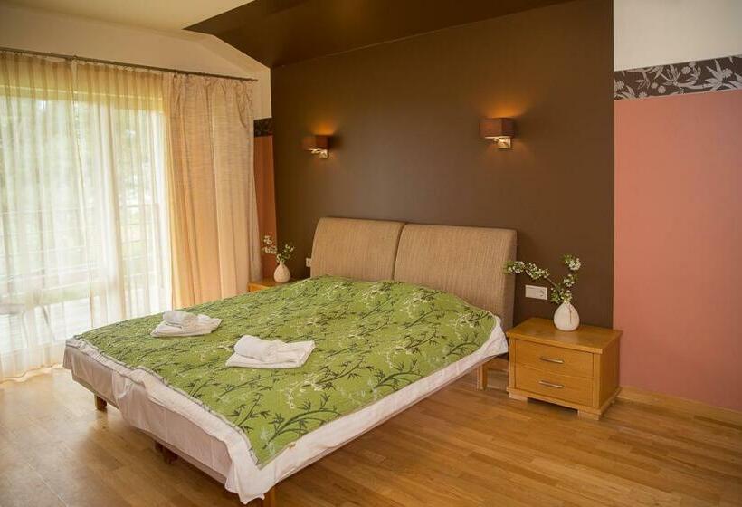 Standard Triple Room with Terrace, Beach Guesthouse Lenkas