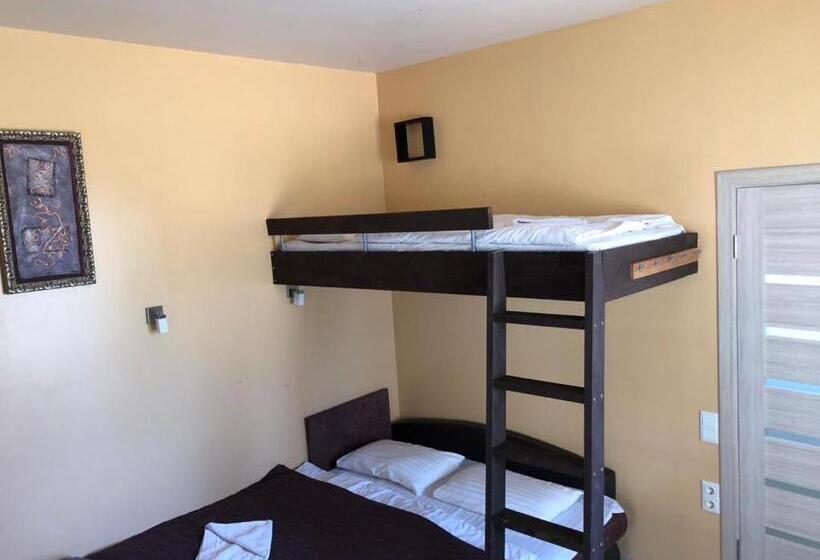 اتاق ساده سه‌ نفره, Beach Guesthouse Lenkas