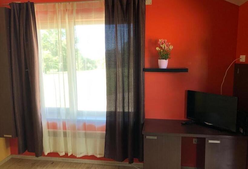 اتاق ساده سه‌ نفره, Beach Guesthouse Lenkas