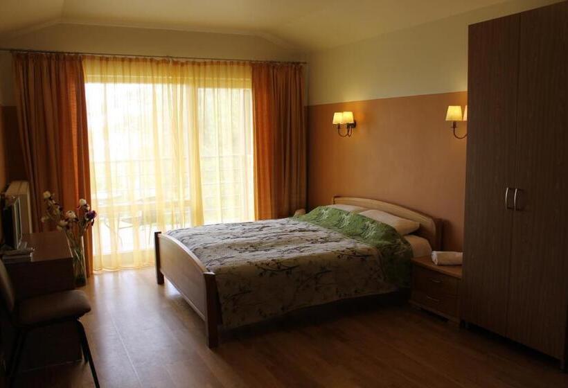 اتاق استاندارد سه تخته با چشم‌انداز باغ, Beach Guesthouse Lenkas