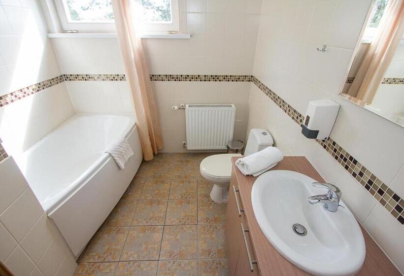 اتاق استاندارد سه تخته با چشم‌انداز باغ, Beach Guesthouse Lenkas