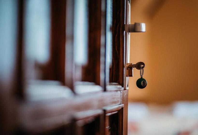 חדר משפחתי, Moara De Piatra