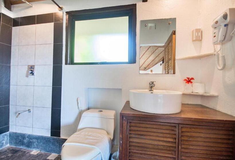 Standard Bungalow, Ralph S Place