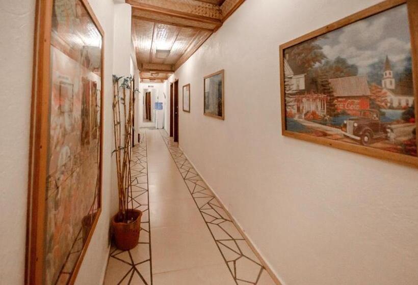 Deluxe Room, Ralph S Place