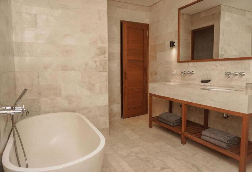 חדר דלוקס עם מרפסת נוף לים, Sanglung Villas & Suites