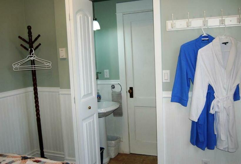 غرفة قياسية مطلّة علي البحر, The Yellow Sidecar B&b