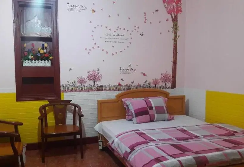 اتاق اکونومی, Quê Hương House