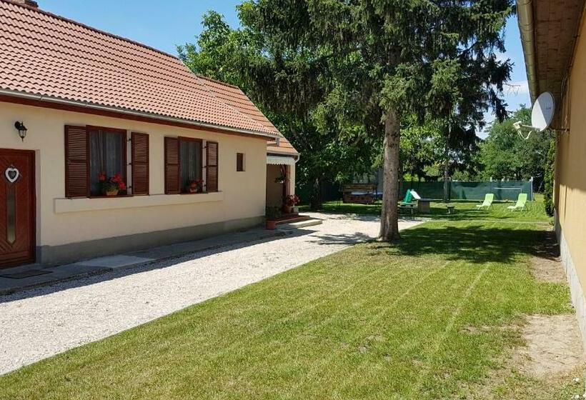 منزل غرفتين نوم, Ilona Vendégház Dinnyés