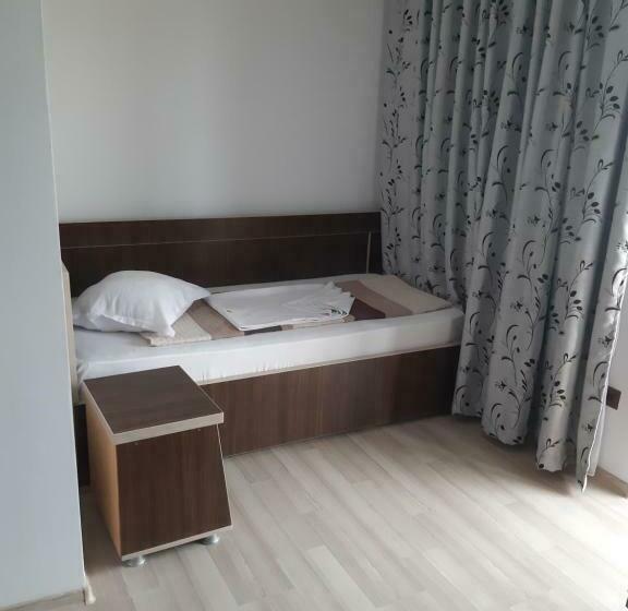 اتاق استاندارد سه نفره, La Babusca