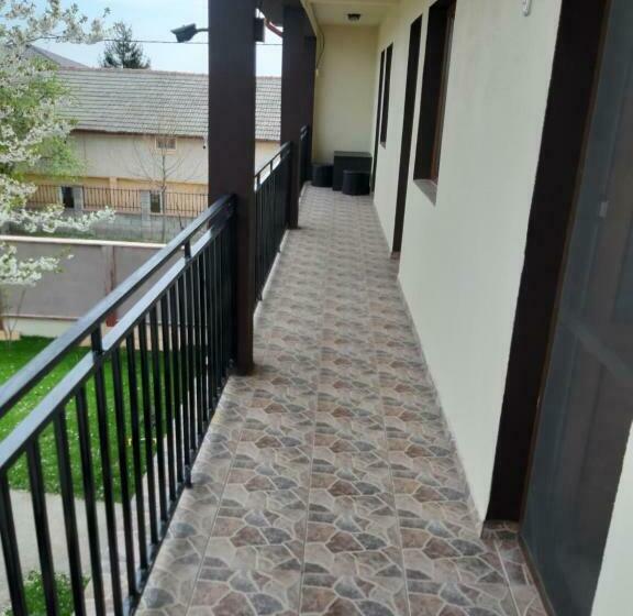 اتاق استاندارد سه نفره, La Babusca