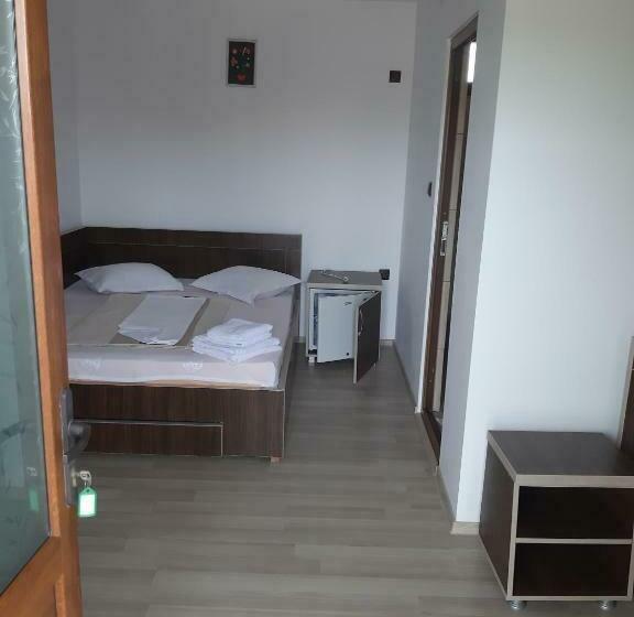 اتاق استاندارد سه نفره, La Babusca