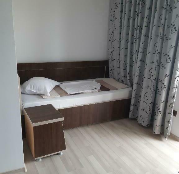 اتاق استاندارد سه نفره, La Babusca