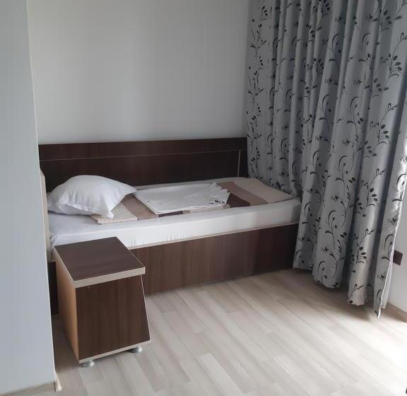 اتاق استاندارد سه تخته با سرویس بهداشتی مشترک, La Babusca