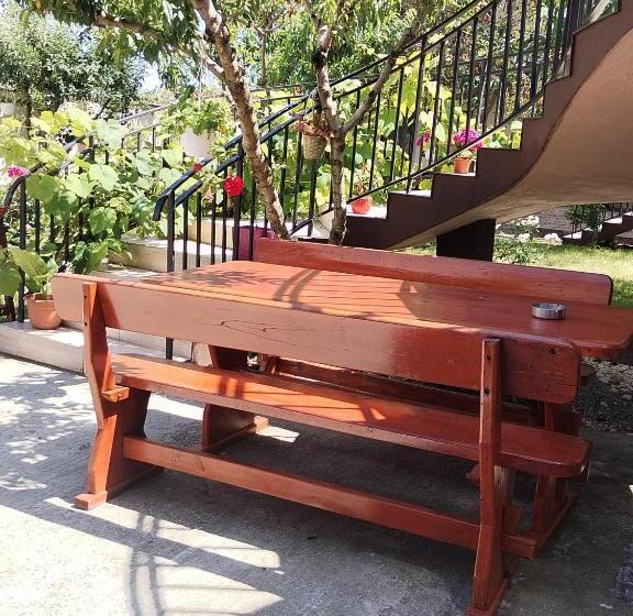 اتاق استاندارد سه تخته با سرویس بهداشتی مشترک, La Babusca