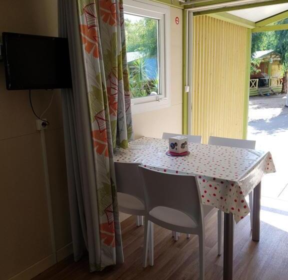 کلبه ییلاقی, Camping La Pinede