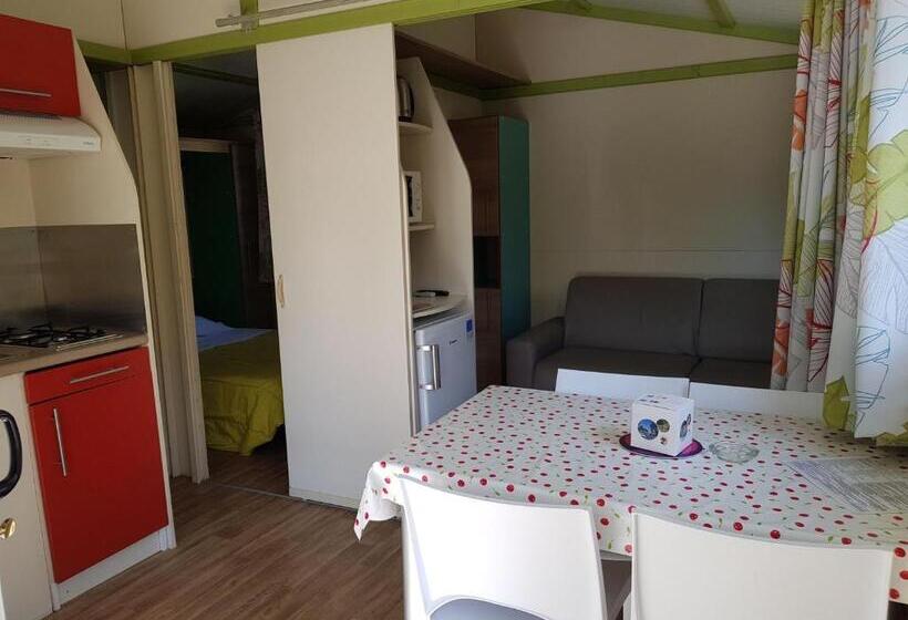 کلبه ییلاقی, Camping La Pinede