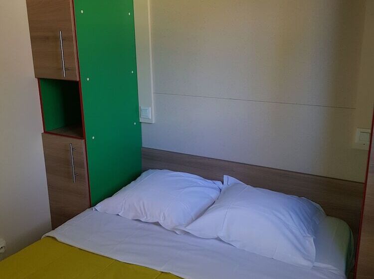 کلبه ییلاقی, Camping La Pinede