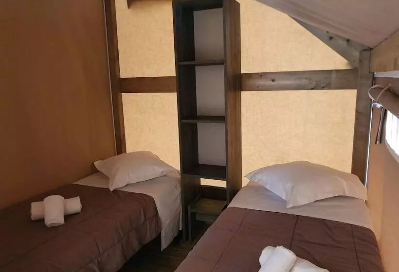 کلبه ییلاقی, Camping La Pinede