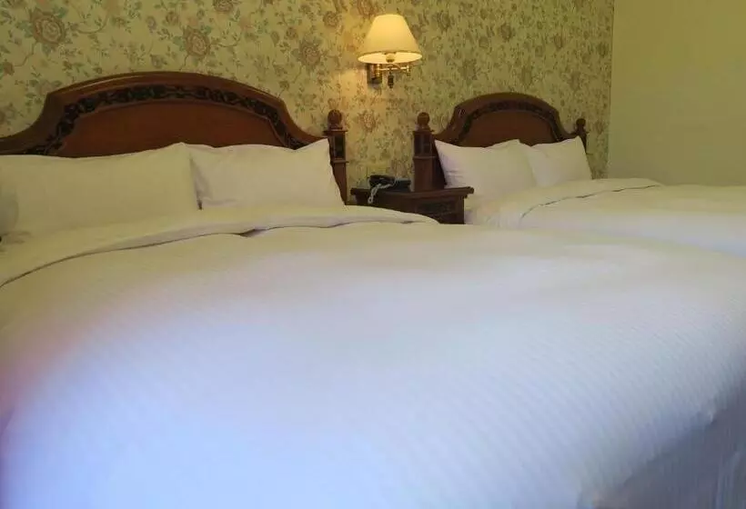 Economy Quadruple Room, Champagne