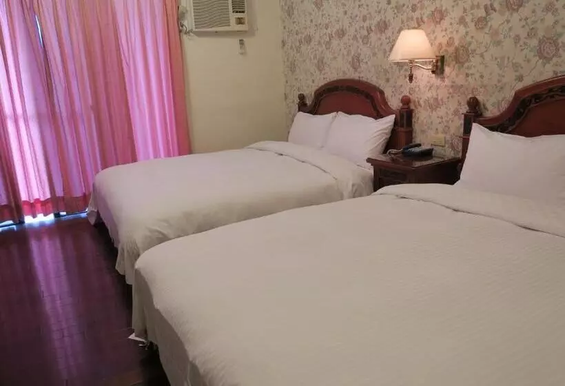 Economy Quadruple Room, Champagne