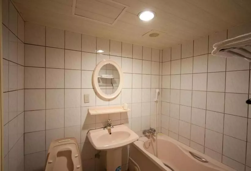 Economy Quadruple Room, Champagne