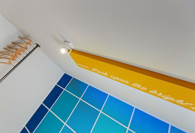 Pokój klasy Biznes, Colors Central Ladadika