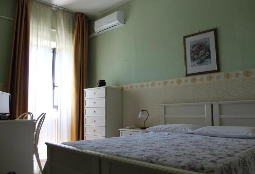 חדר סטנדרט לשלושה, La Villa