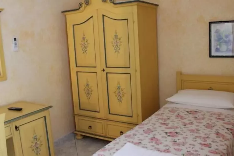 Standard Yhden Hengen Huone, La Villa
