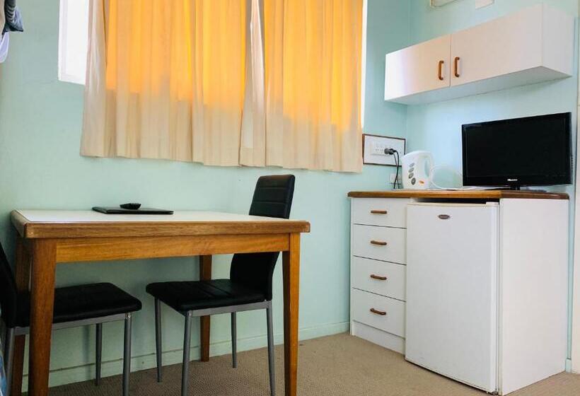 חדר משפחתי, Bradman Motor Inn