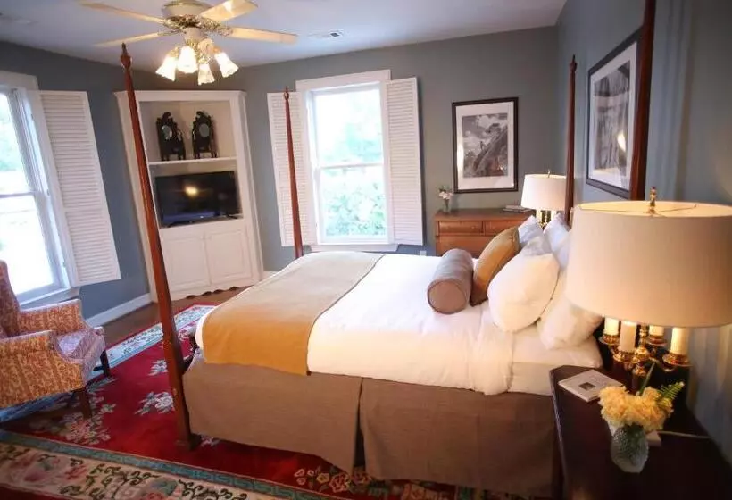 キングサイズベッドのデラックスルーム, Stone Mountain Manor
