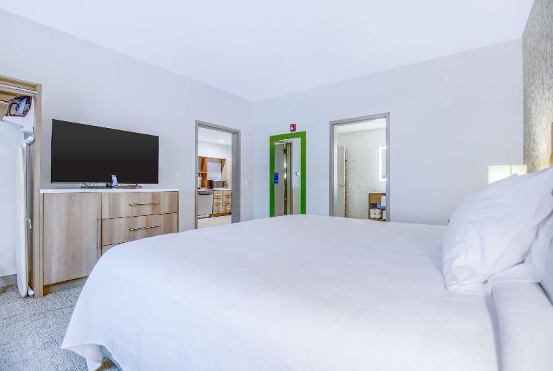 Estudi Deluxe, Ra Premiere Simatupang