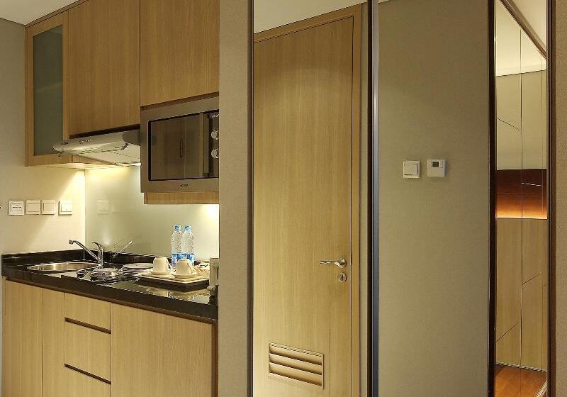 Estudi Deluxe, Ra Premiere Simatupang