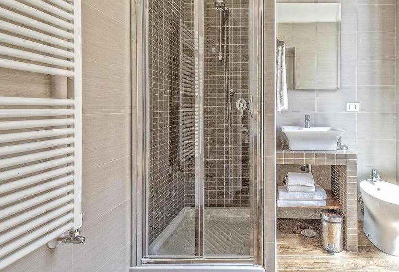 חדר דלוקס לשלושה, Little Queen Relais