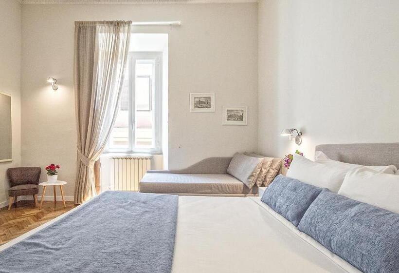 חדר דלוקס לשלושה, Little Queen Relais