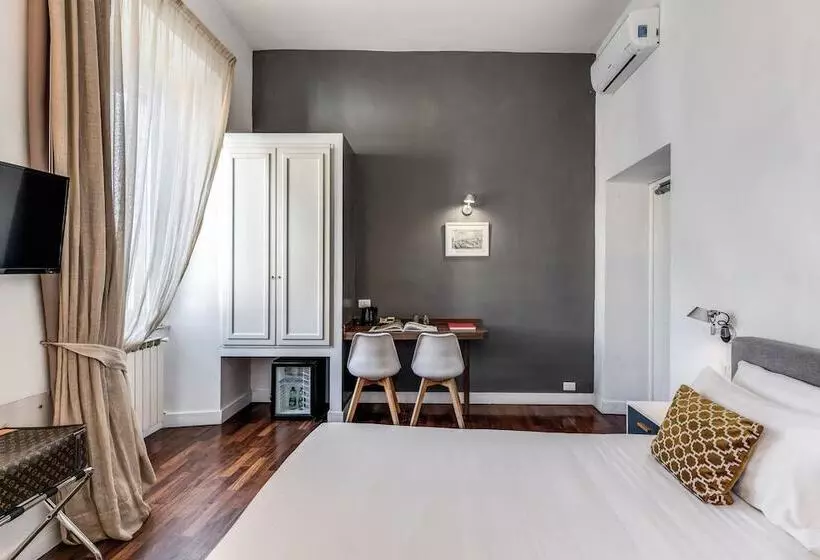 اتاق لوکس با چشم‌انداز شهر, Little Queen Relais