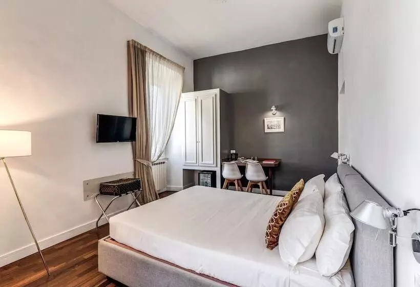 اتاق لوکس با چشم‌انداز شهر, Little Queen Relais