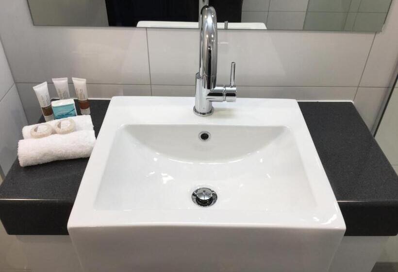 סוויטה משפחתית, East Pier