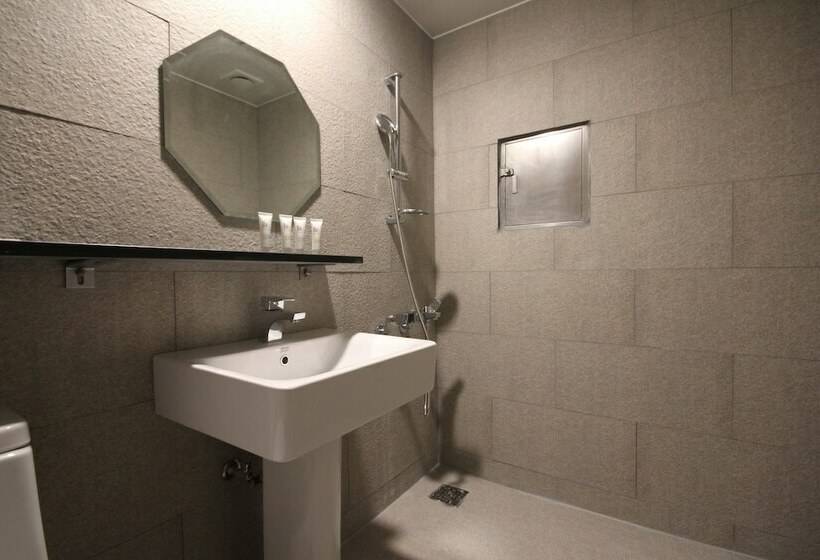 스탠다드 룸, The Lua Nampo