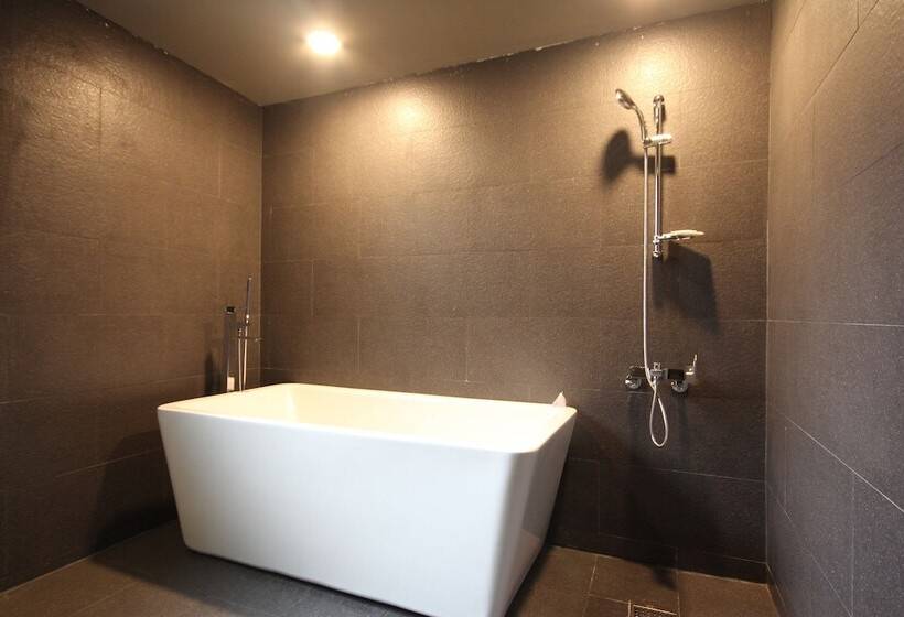 스탠다드 룸, The Lua Nampo