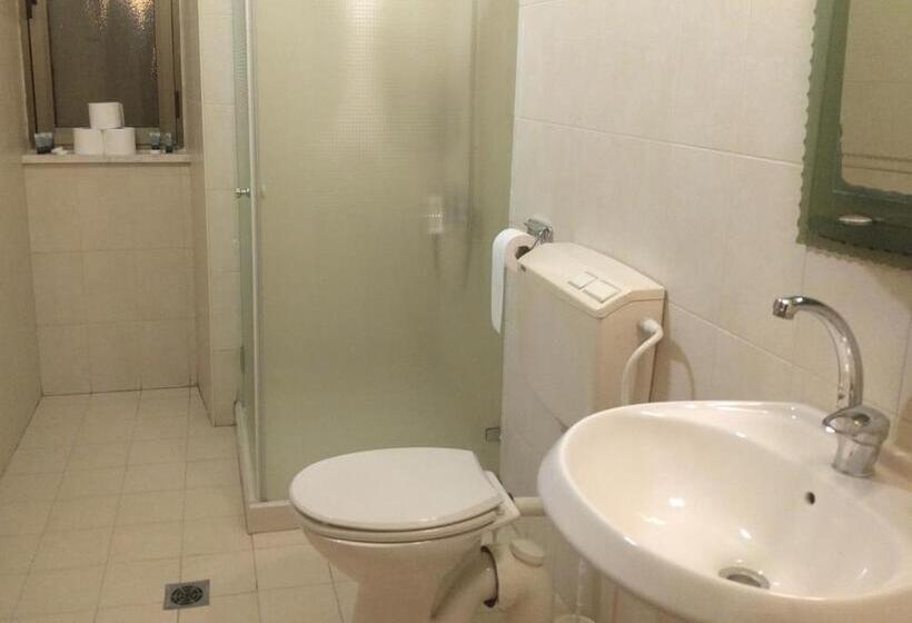 Háromágyas Standard Szoba, St. George’s Cathedral Pilgrim Guesthouse – Jerusalem