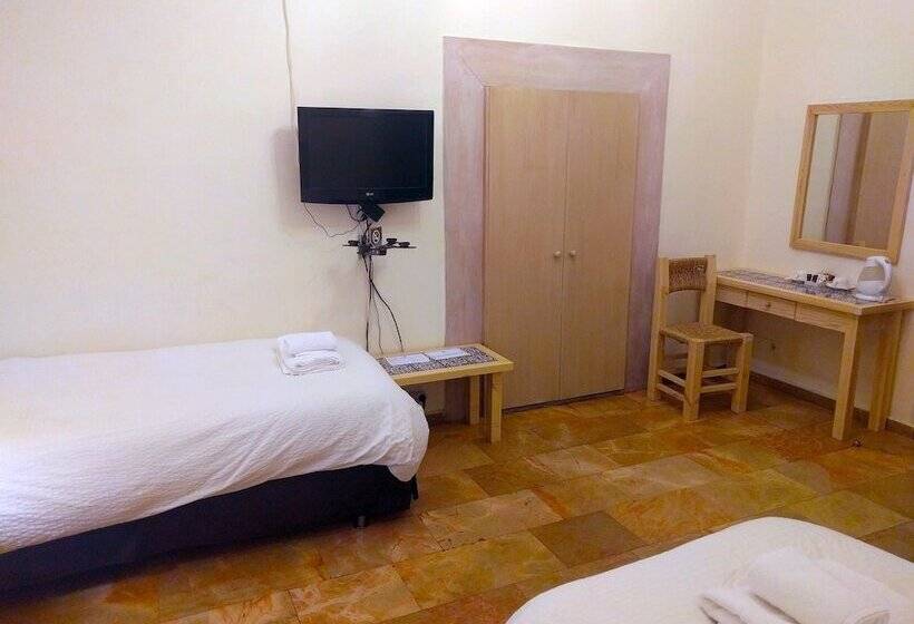 Háromágyas Standard Szoba, St. George’s Cathedral Pilgrim Guesthouse – Jerusalem