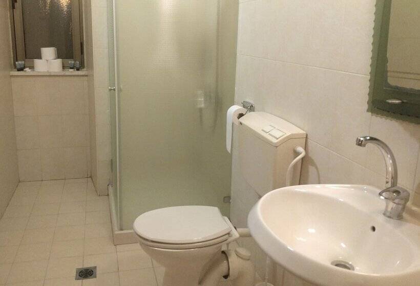 Háromágyas Standard Szoba, St. George’s Cathedral Pilgrim Guesthouse – Jerusalem