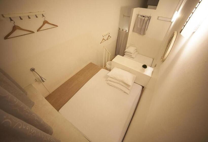 اتاق استاندارد سه تخته با سرویس بهداشتی مشترک, Blanc Inn   Hostel