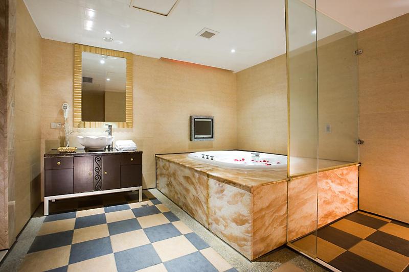 اتاق استاندارد با وان آب گرم, Crystal Business Motel