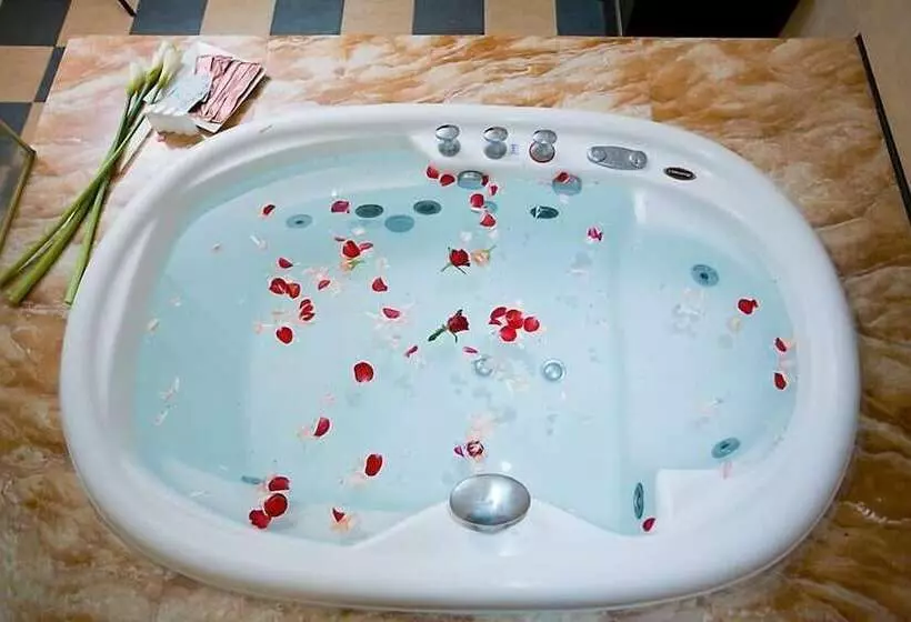 اتاق لوکس, Crystal Business Motel