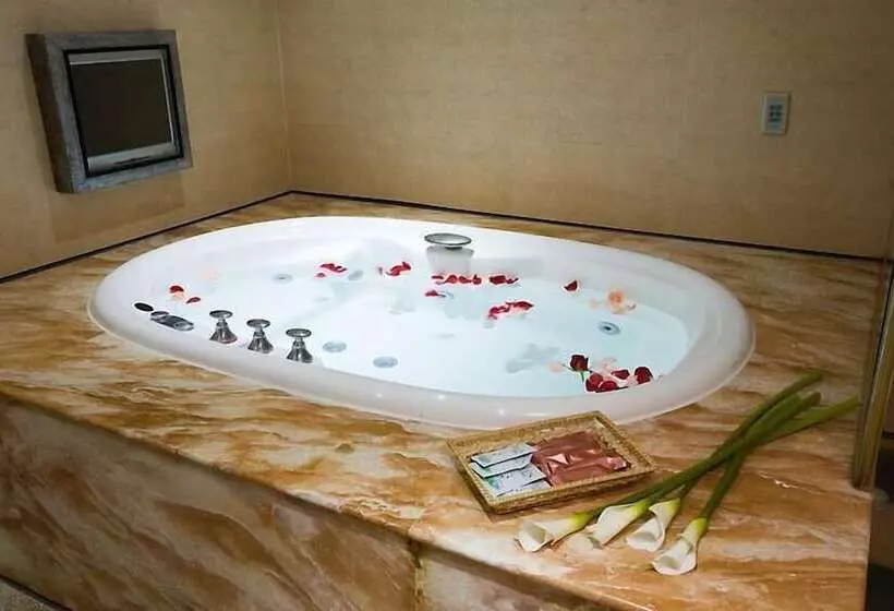 اتاق استاندارد, Crystal Business Motel