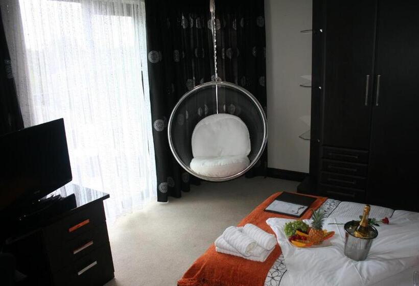 Студия Superior, Africa Paradise