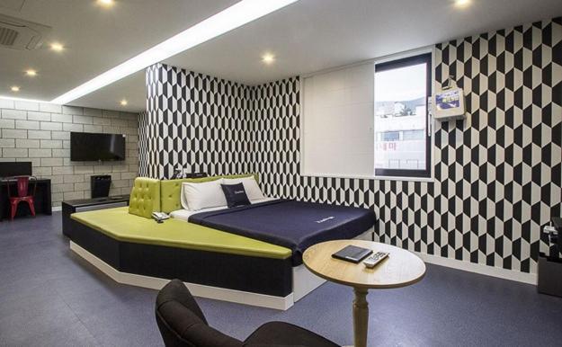 패밀리 스위트, Home